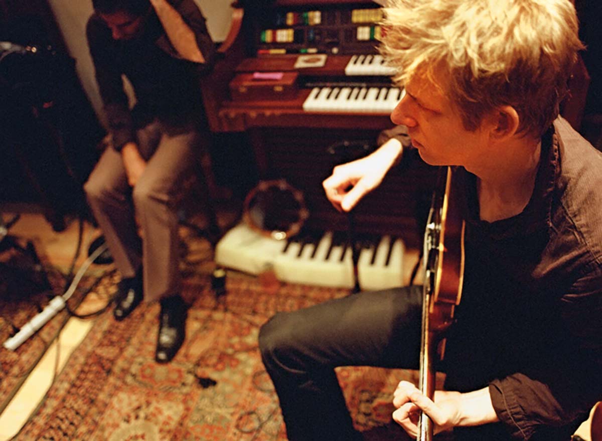 2006-recording-ga-ga-ga-photo-by-autumn-de-wilde-41610016