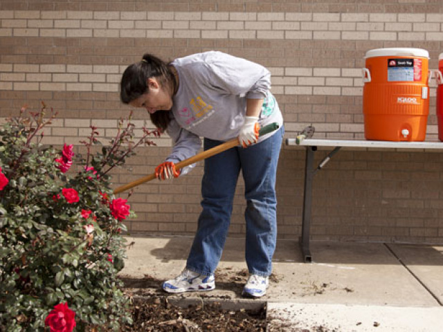 Alumni Close Month of Service with Pizzazz