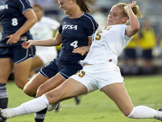Injured UT Soccer Player Receives Bev Kearney Texas Tough Award