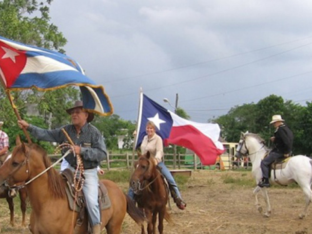The-Cuban-and-Texas-flags-flying-together-during-a-pleasure-ride-outside-of-Havana.-This-event-minus-the-Texas-flag-made-page-3-of-the-NY-Times-on-November-12-2007.
