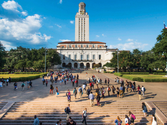 Tower-with-students-on-the-Main-Mall-2015_36889B_001