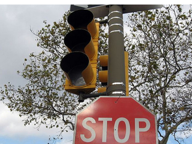 UT Researchers: Flashing Traffic Lights Increase Crashes
