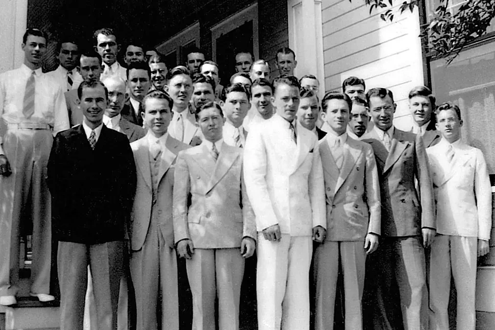 Tejas members pose in front of Tejas house in 1920