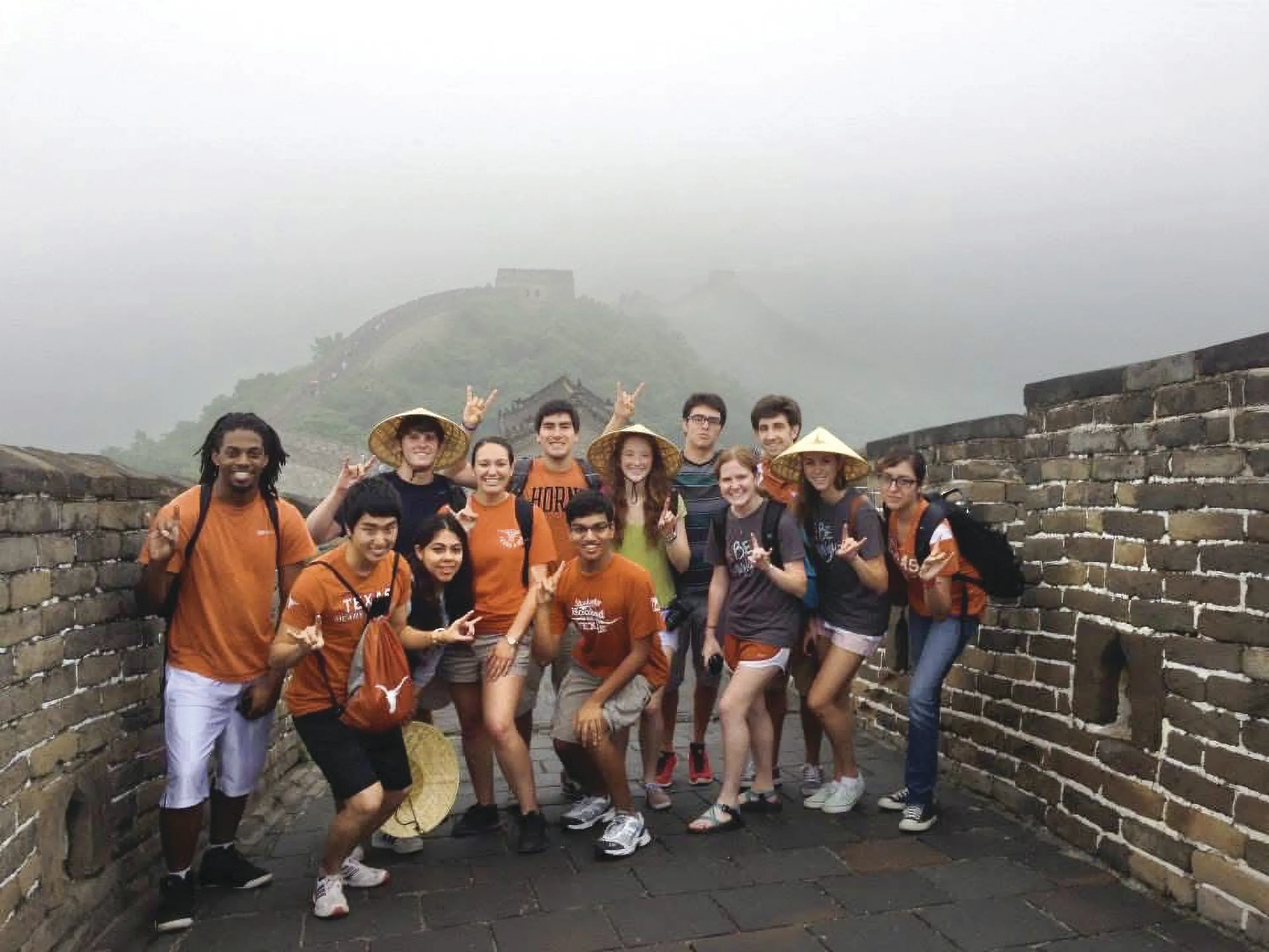 Students visit the great wall of china