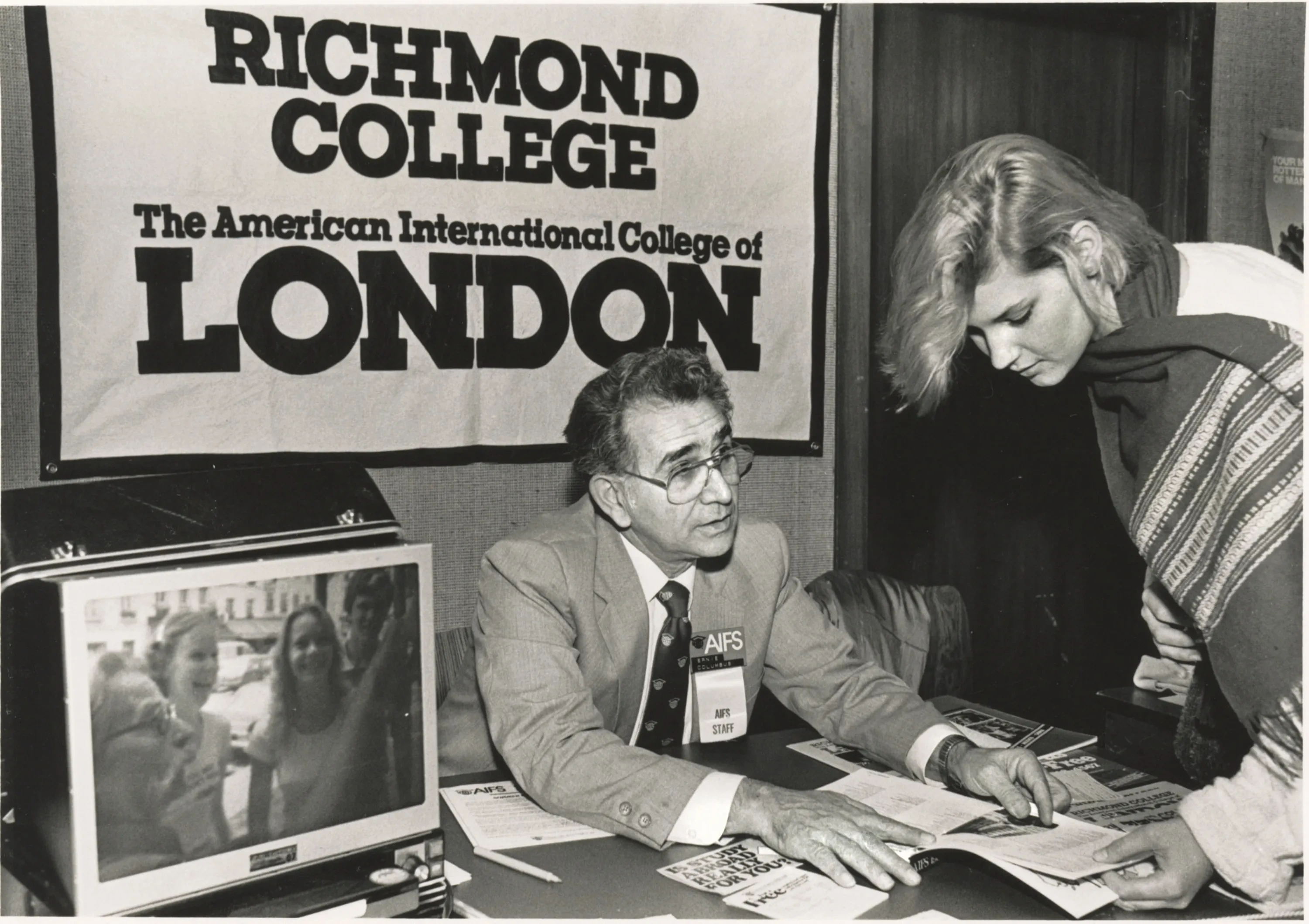 Student attends study abroad fair
