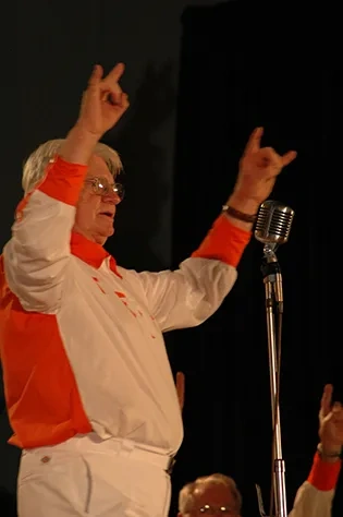 Longhorn Who Popularized Hook 'Em Hand Sign Dies
