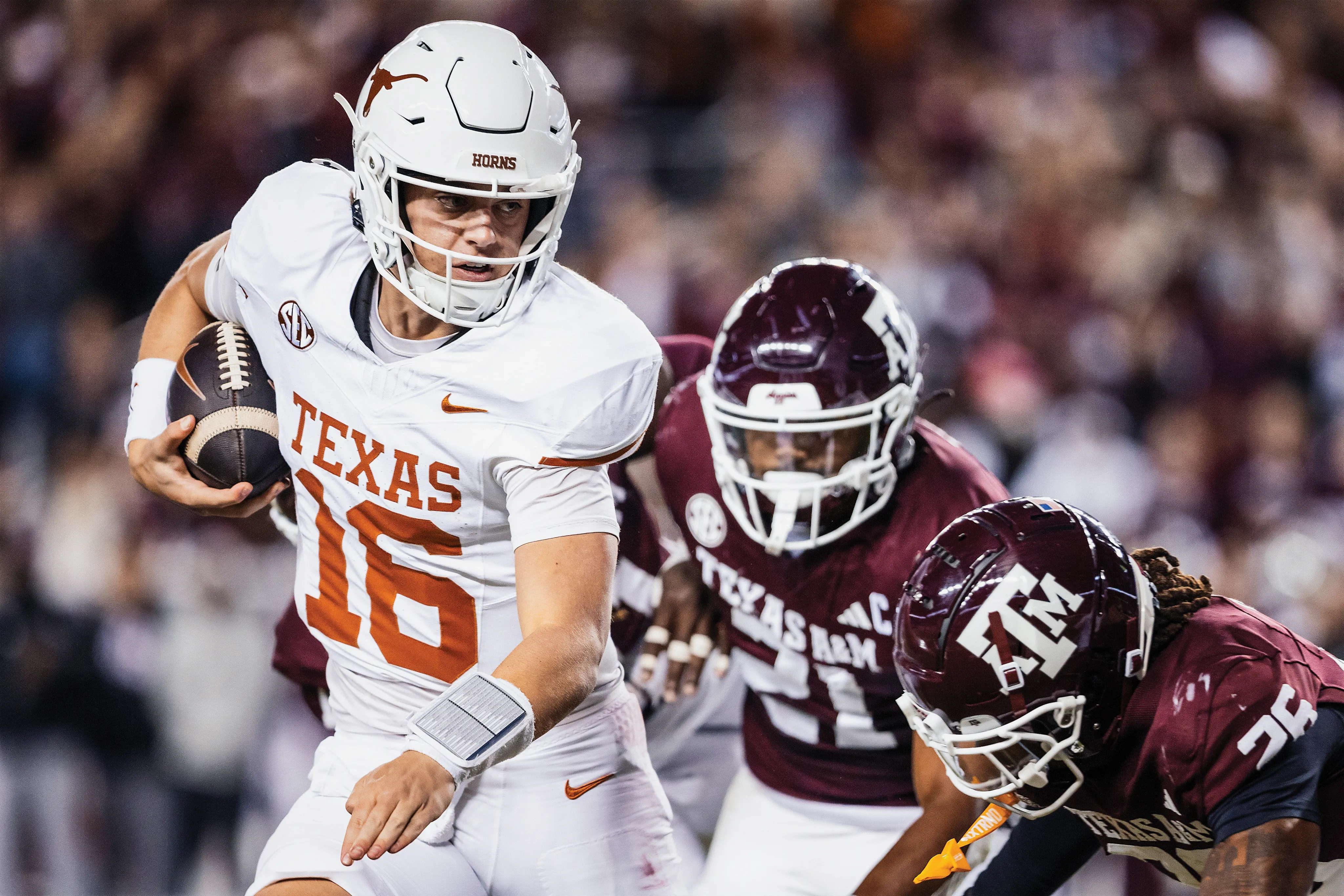 Arch Manning dodges two A&M football players.