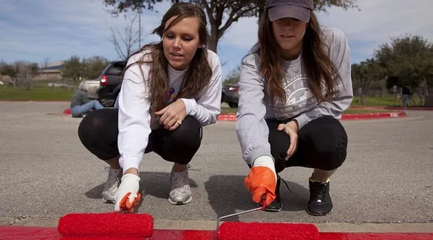 Horns With Heart: Texas Exes Participate in Project Worldwide