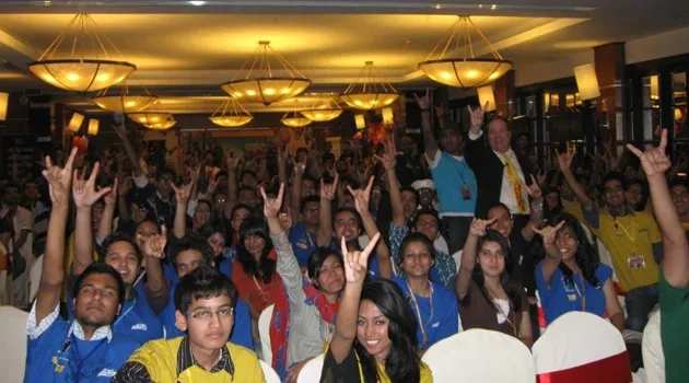 Pakistani Business Students Learn to Hook 'Em
