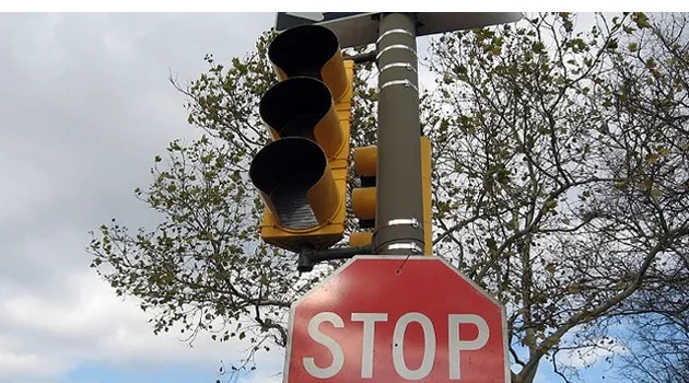 UT Researchers: Flashing Traffic Lights Increase Crashes